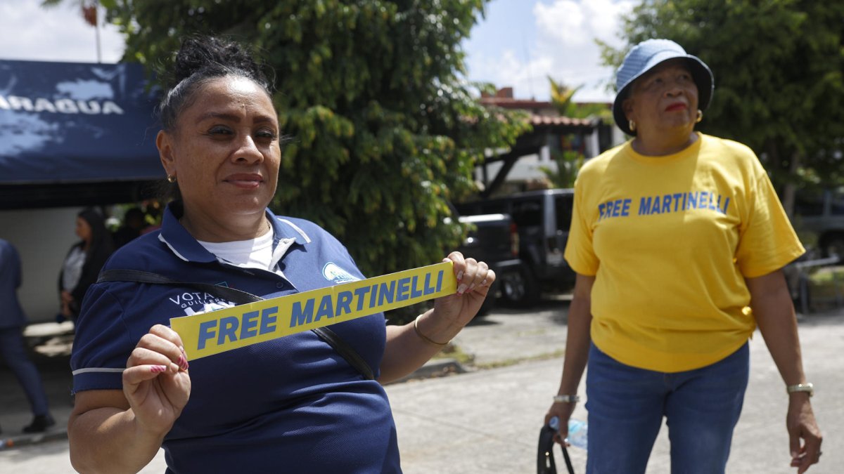Una simpatizante del expresidente Ricardo Martinelli sostiene un cartel frente a la embajada de Nicaragua este lunes, en la Ciudad de Panamá