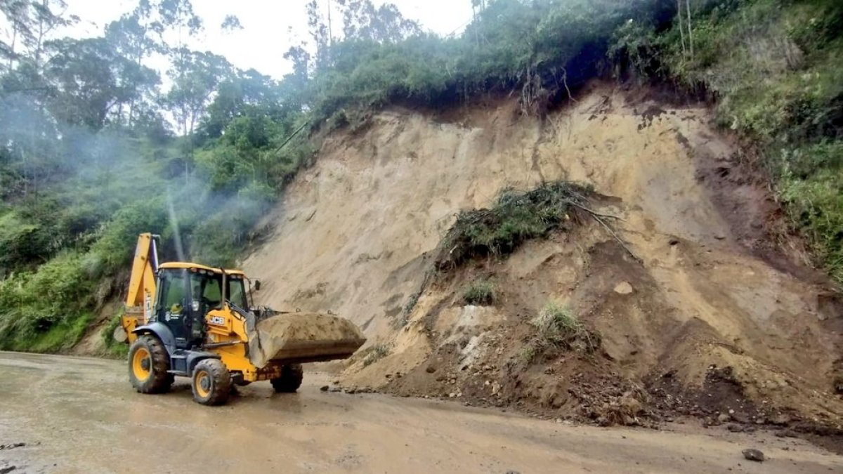 Maquinaria pesada de la Epmmop retiró los escombros de la vía.