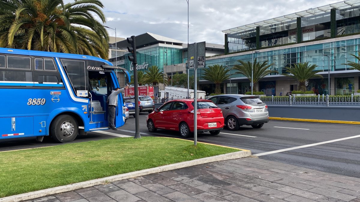 La medida vial busca reducir la congestión en el casco urbano durante las horas más conflictivas.