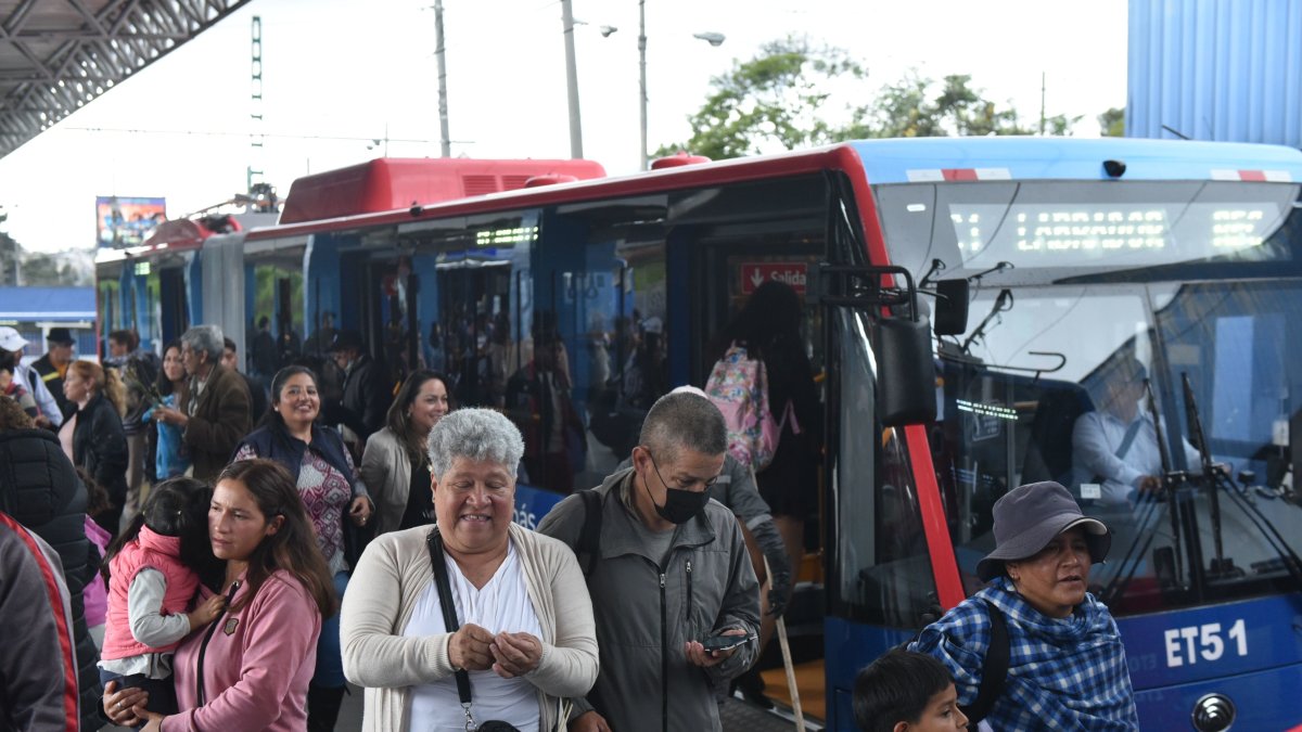 Cientos de quiteños se reunieron en el parque de La Niña a esperar la inauguración de las nuevas unidades que darán el servicio.
