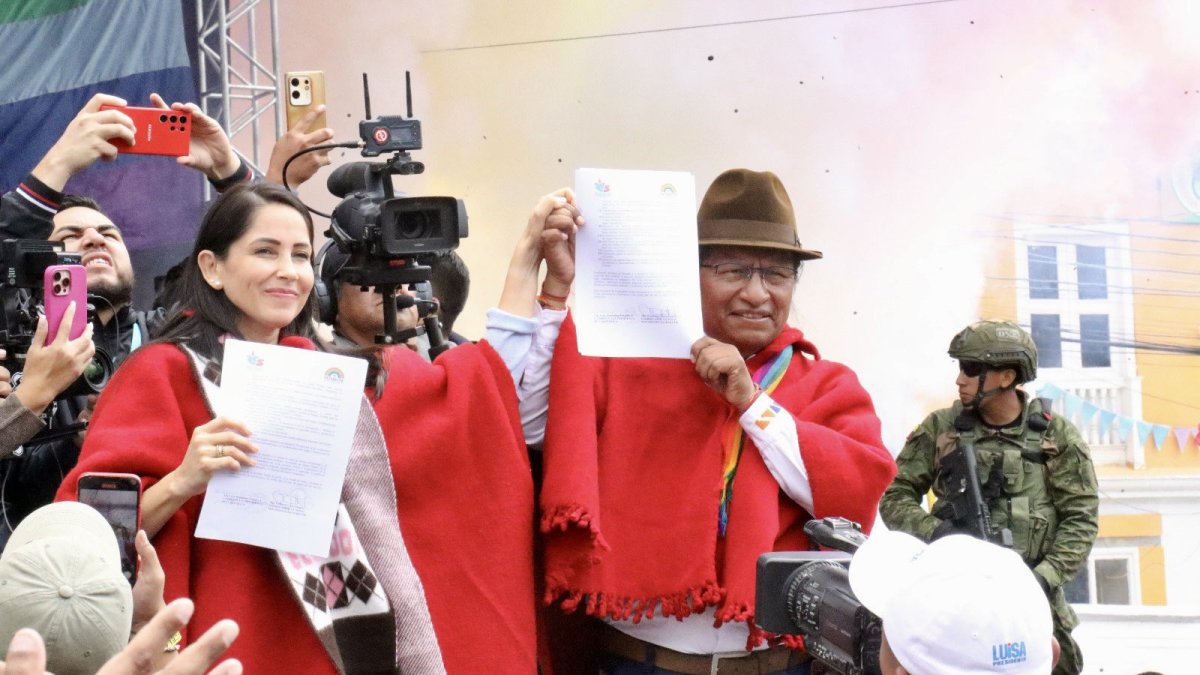 Luisa González y Guillermo Churuchumbi firmaron un acuerdo en Chimborazo.