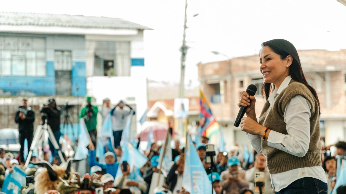 La candidata presidencial por la Revolución Ciudadana, Luisa González, durante un mitin político.