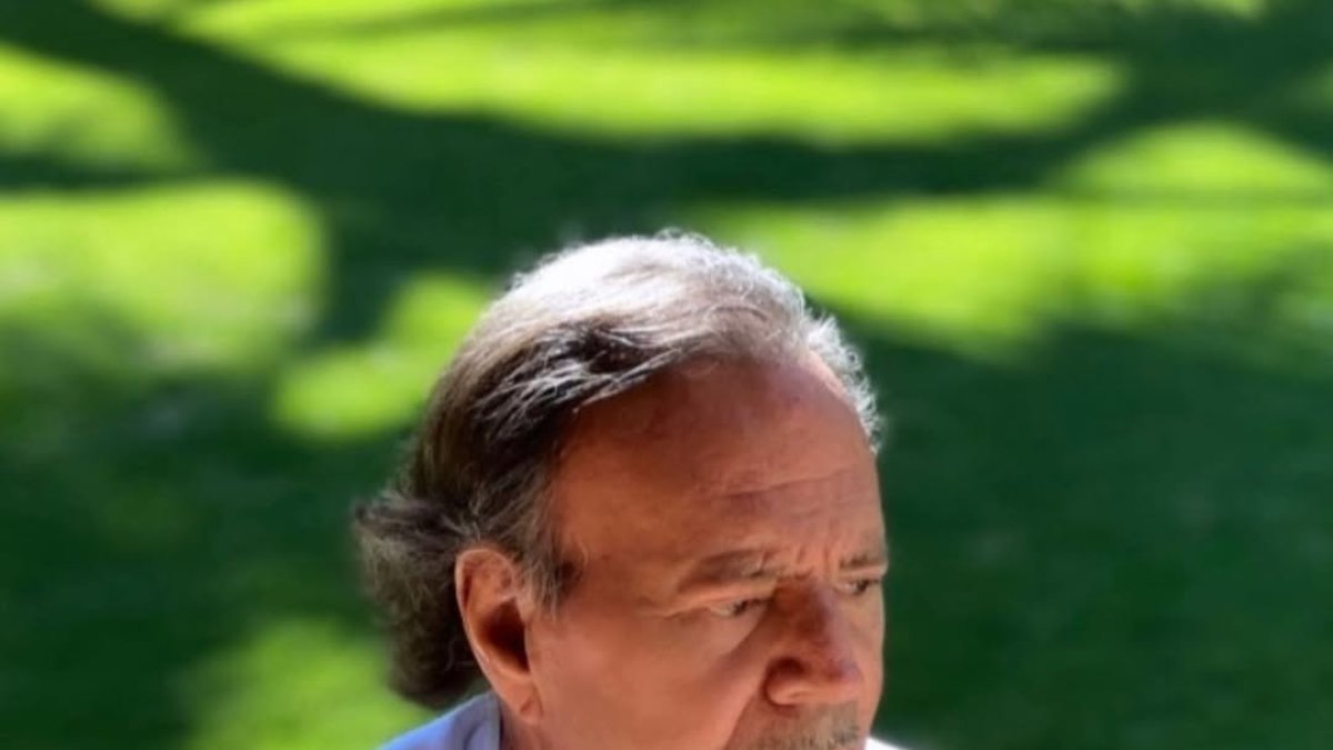 Julio Iglesias.