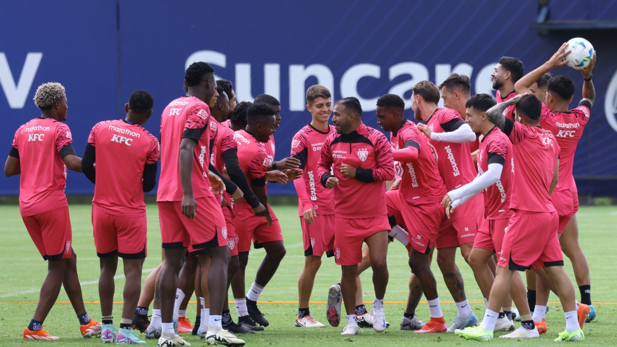 Junior Sornoza (c) durante el entrenamiento de Independiente del Valle.