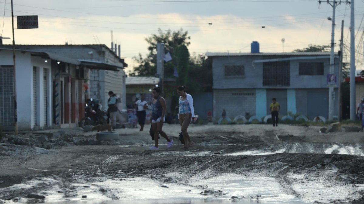 Impacto del invierno. Las viviendas se inundan con cada lluvia moderada por la falta de alcantarillado en el sector.