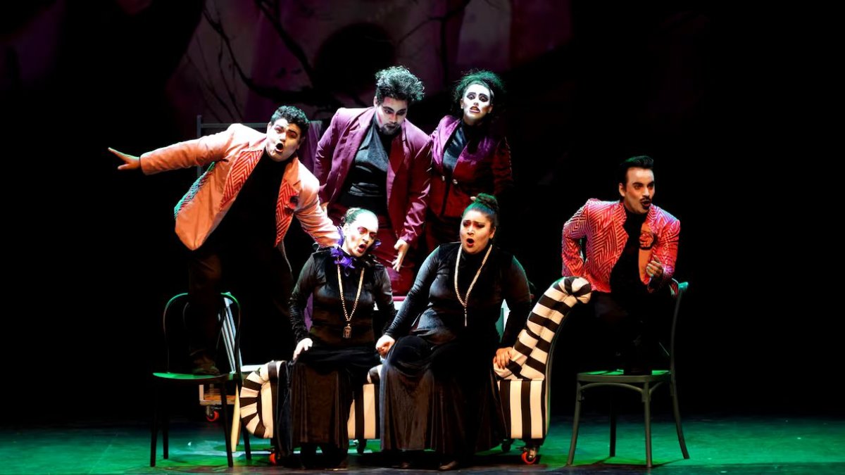 Escena de la obra 'Così fan tutte', que se presentará este 4 y 5 de abril de 2025 en Quito, en la Casa de la Música.