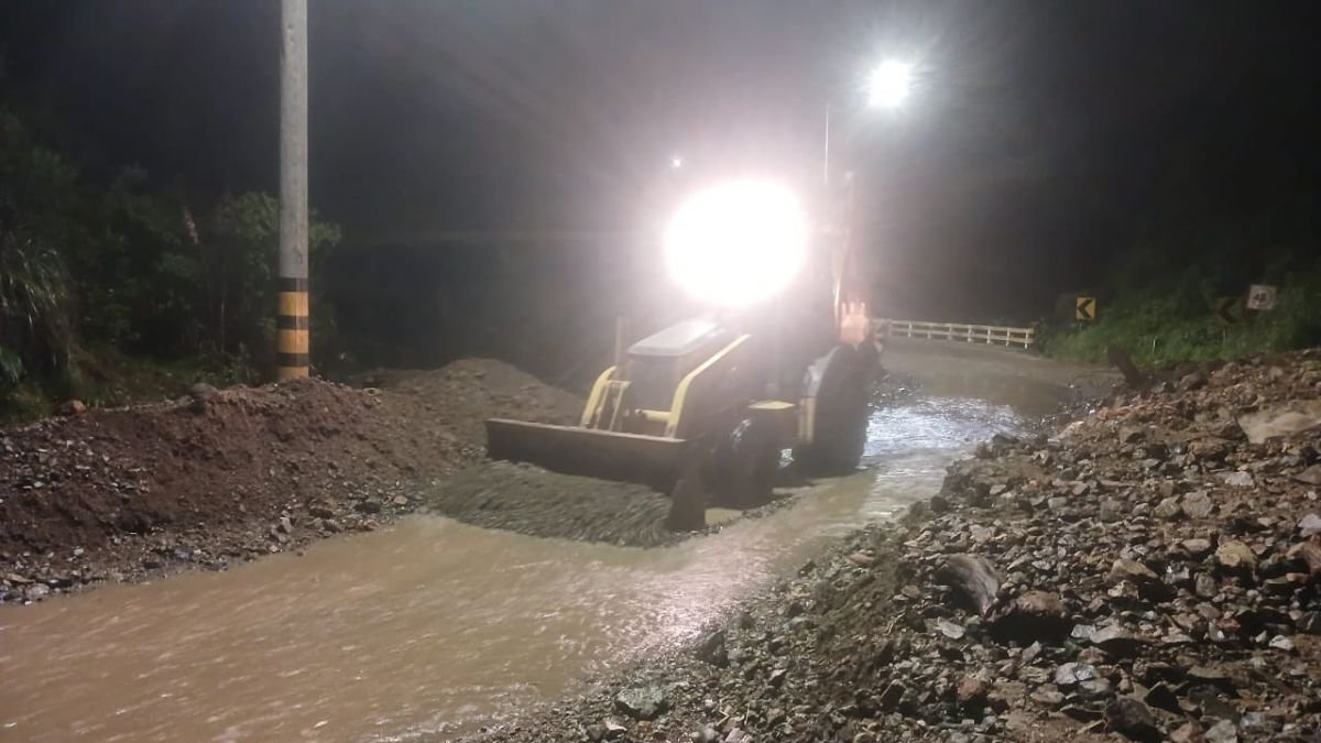 La vía Cuenca - Molleturo presenta constantes deslizamientos de tierra ante las lluvias.