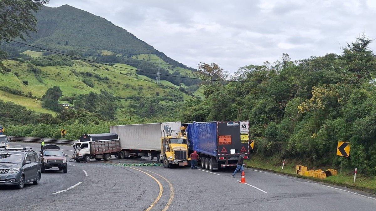 Decenas de cervezas se rompieron por un triple choque en la vía Alóag - Santo Domingo.
