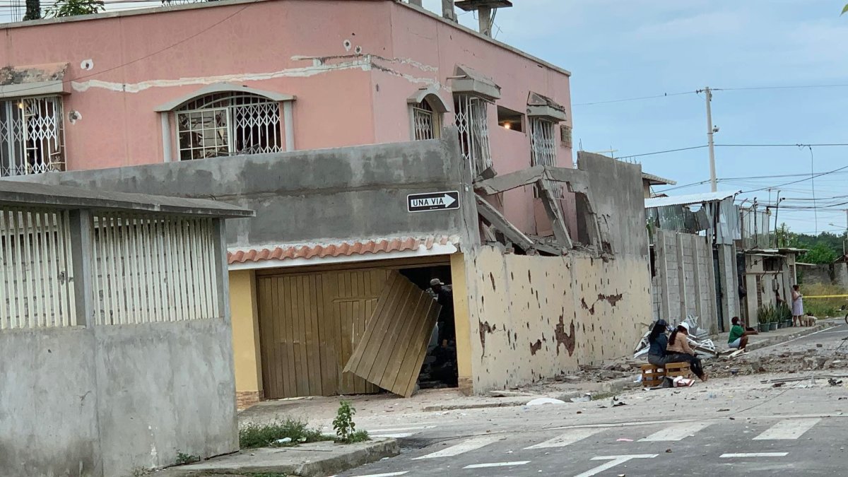 La explosión dejó tres casas destruidas, incluida la de un juez de Machala.