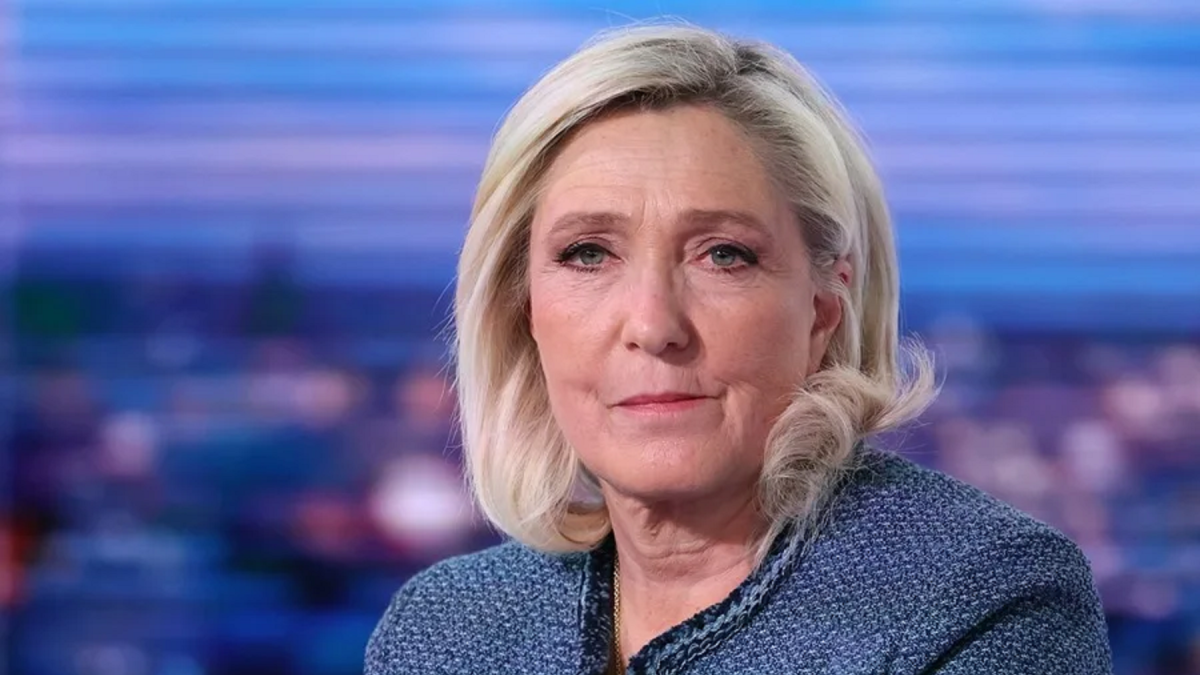 La política ultraderechista francesa Marine Le Pen en una entrevista tras su condena por malversar fondos del Parlamento Europeo.