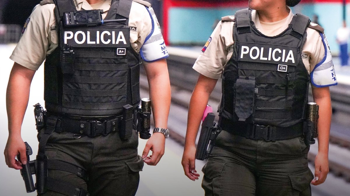 Agentes de la Policía Nacional y AMC abordaron a los jóvenes que consumían alcohol en el Metro de Quito para sancionarlos.