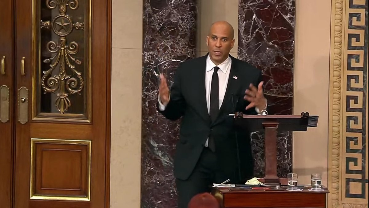 Captura de video de la televisión del Senado de EE.UU. donde aparece el senador demócrata por Nueva Jersey Cory Booker hablando este martes en el Congreso de Estados Unidos en Washington (EE.UU.).
