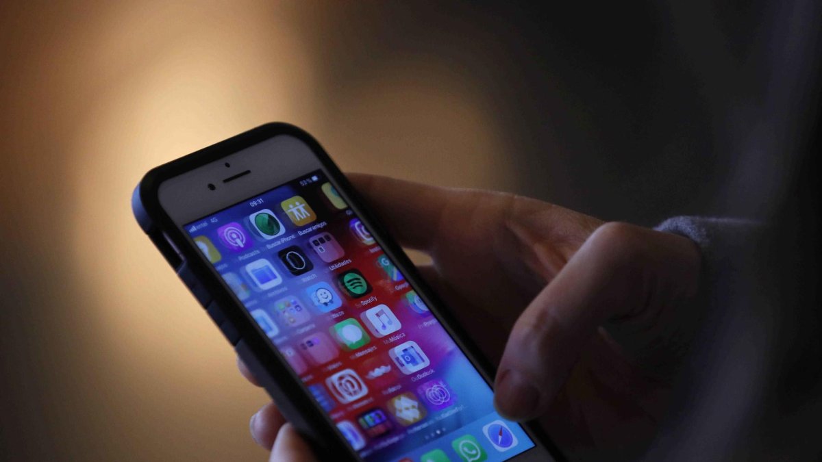 Fotografía de archivo de una persona usando su teléfono celular en Lima (Perú).