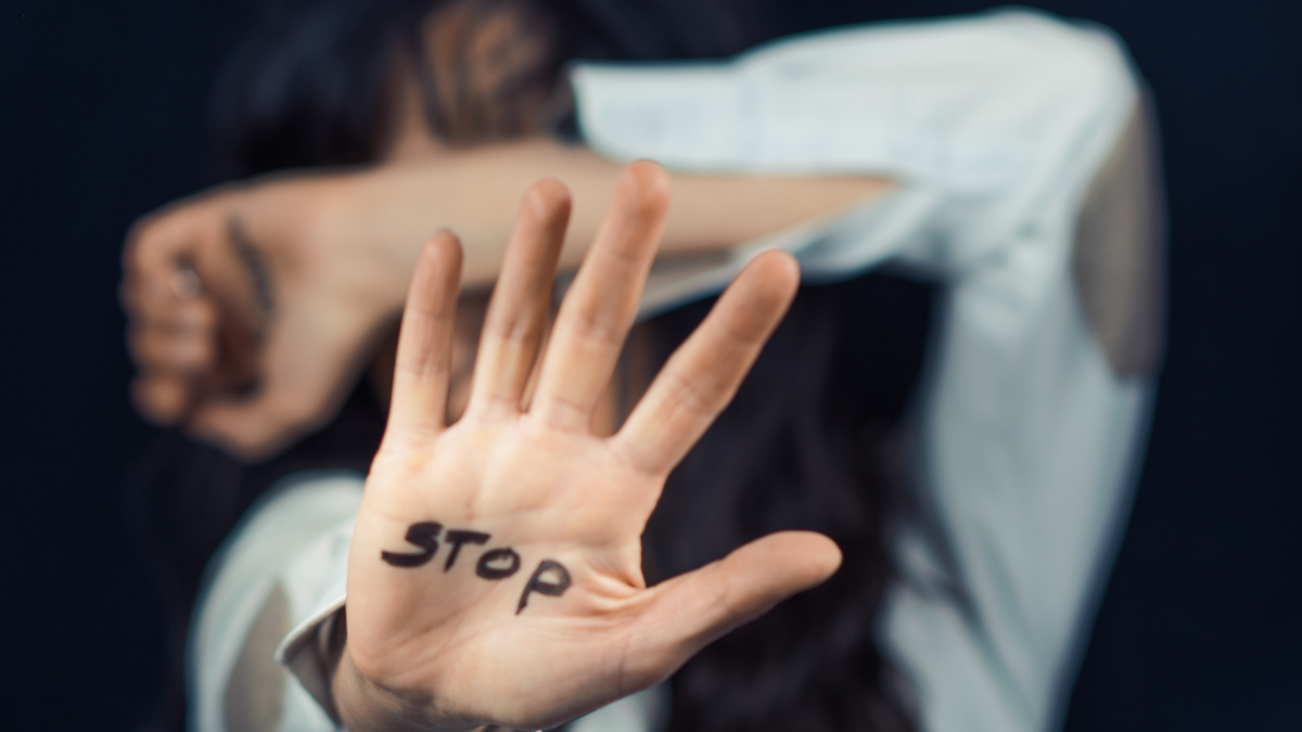 Activistas exigen justicia por las víctimas de feminicidio en Ecuador.