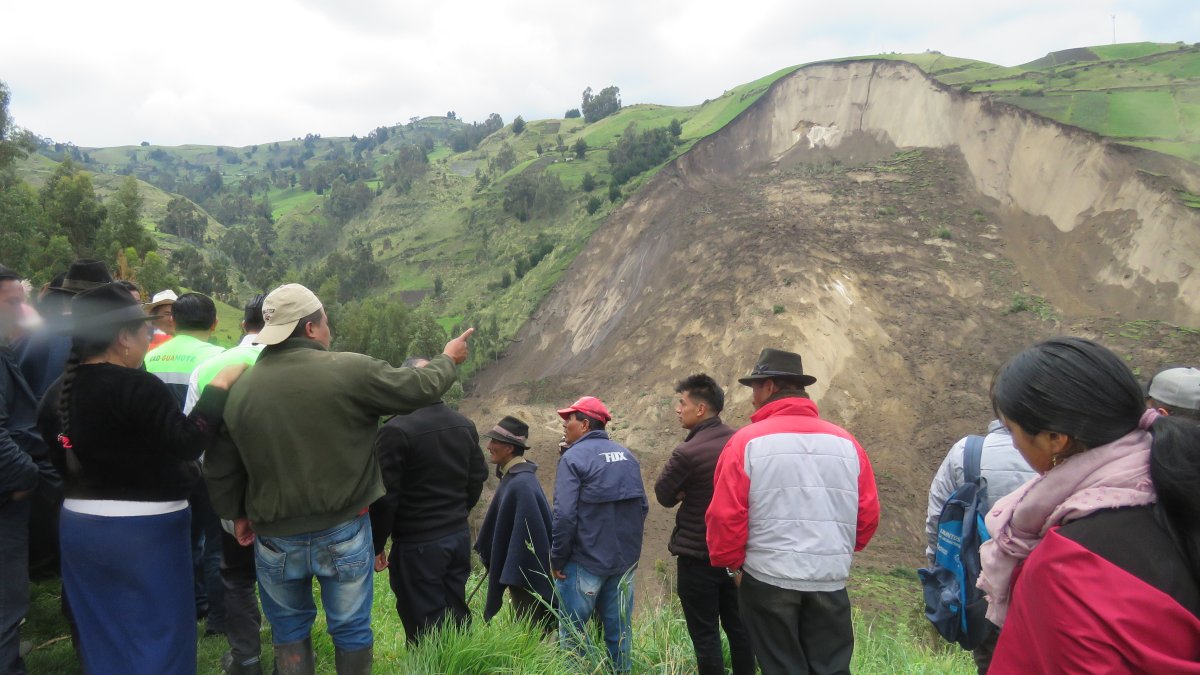 Consecuencia. Un deslave en la zona de Tablillas, parroquia Cebadas, cantón Guamote (Chimborazo), arrasó con todo a su paso.