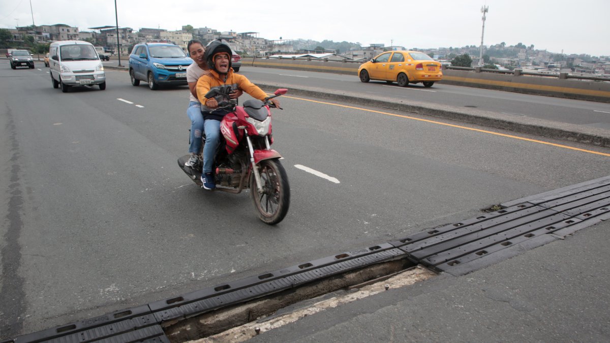 Riesgo. En el viaducto Flavio Alfaro, en el norte, las juntas se han salido; otras están dañadas o también las zonas aledañas a estas. Para los conductores, esto es un peligro.