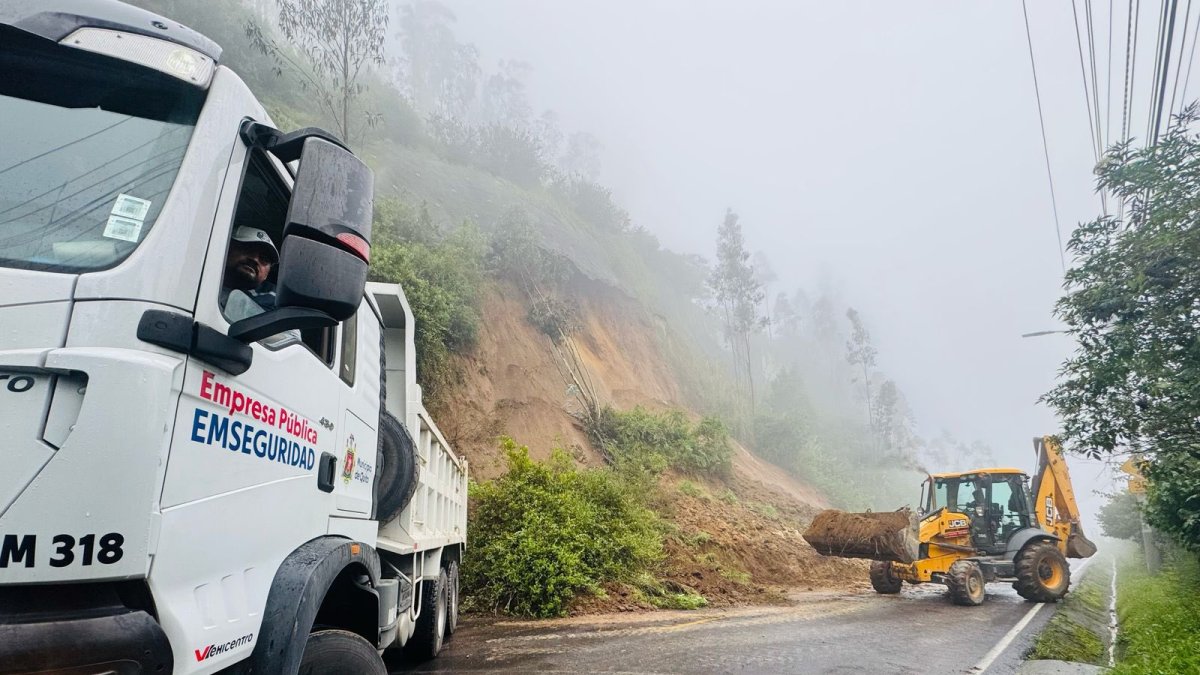 Más de 600 metros cúbicos de escombros bloquearon la vía a Nayón, tras dos derrumbes.
