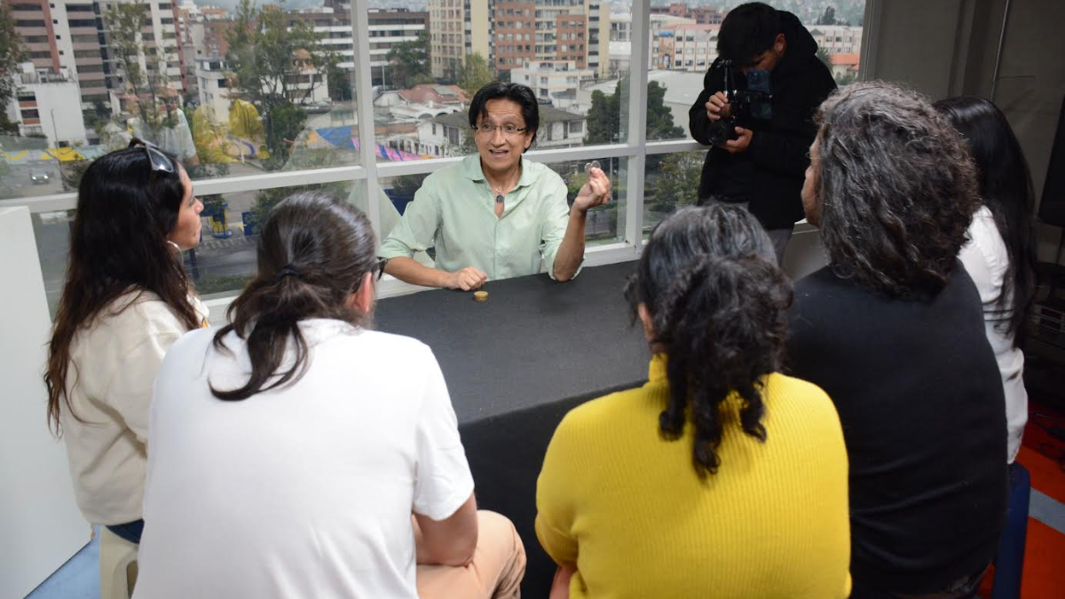 Javier López Narváez es periodista, músico y mago; es activista por la visualización de las personas con autismo.