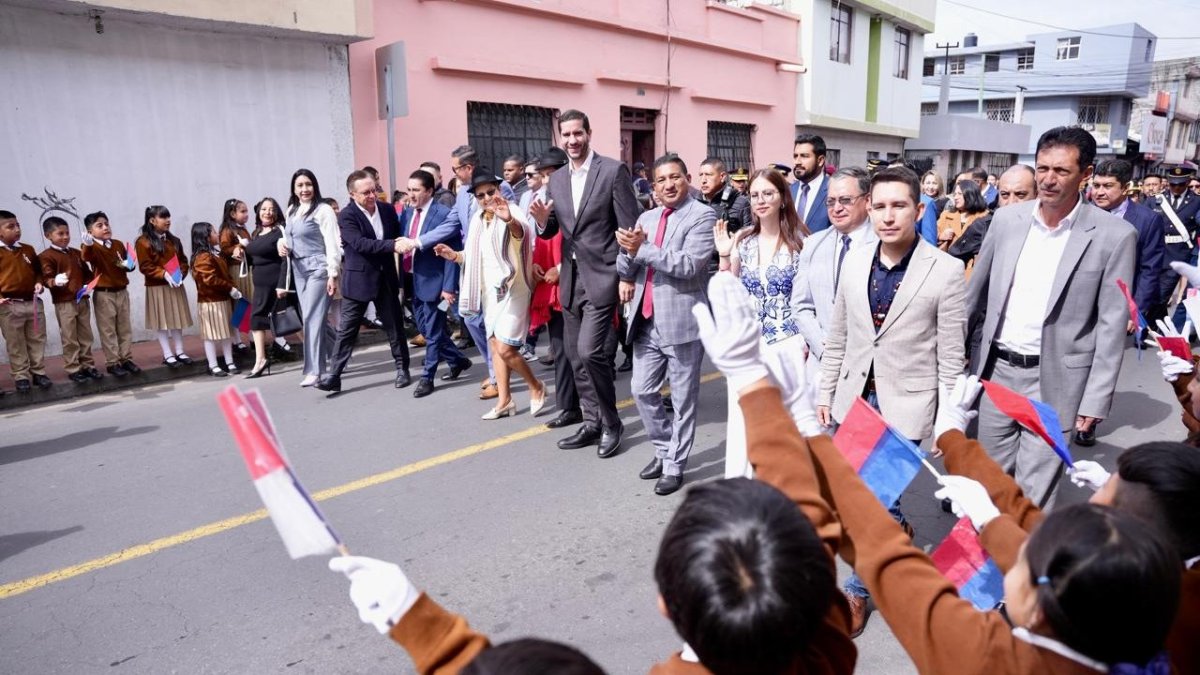 La prefecta Lourdes Tibán, y el ministro de Transporte y Obras Públicas, Roberto Luque, participaron de eventos para conmemorar los 174 años de provincialización de Cotopaxi.