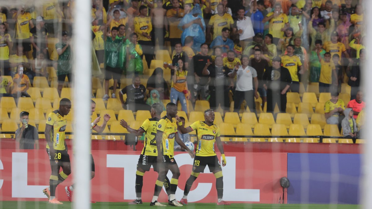 Bryan Carabalí y su festejo tras marcar ante Independiente del Valle.