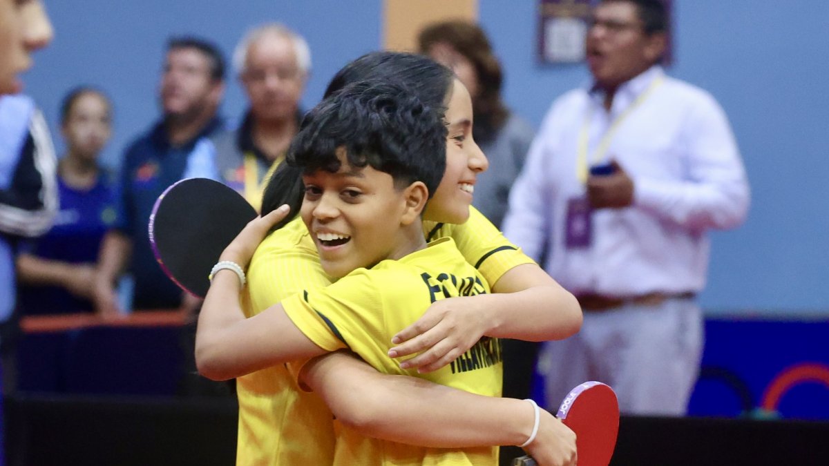 Los locales festejando que alcanzaron 13 medallas en el certamen.