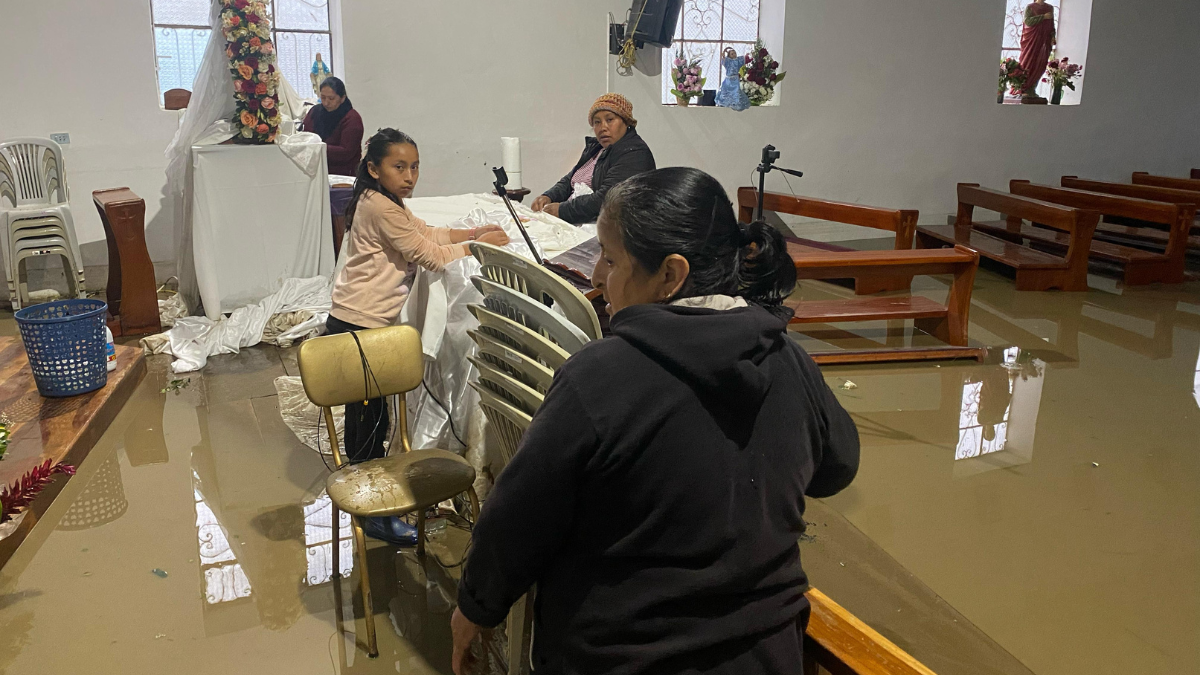 Vista de la iglesia en el barrio Carigan, seriamente afectada por la entrada de aguas servidas tras la explosión de las tuberías.