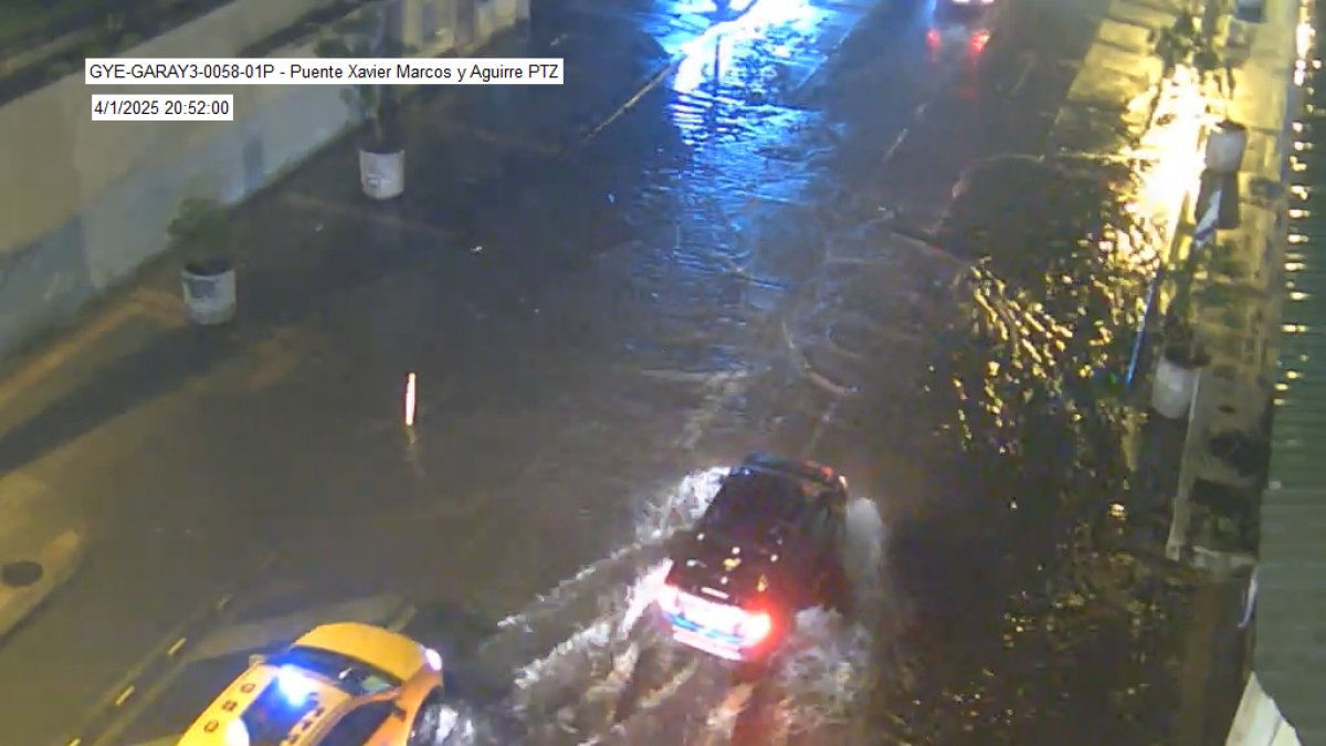 Vehículos avanzan por tramos anegados en Guayaquil.