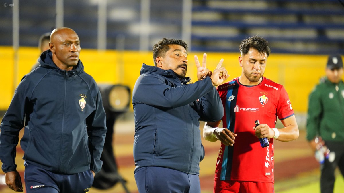 Omar Asad (c) dirigiendo a El Nacional quedó eliminado en la segunda fase previa de la Copa Libertadores y no ha sumado victorias en lo que va de la LigaPro.