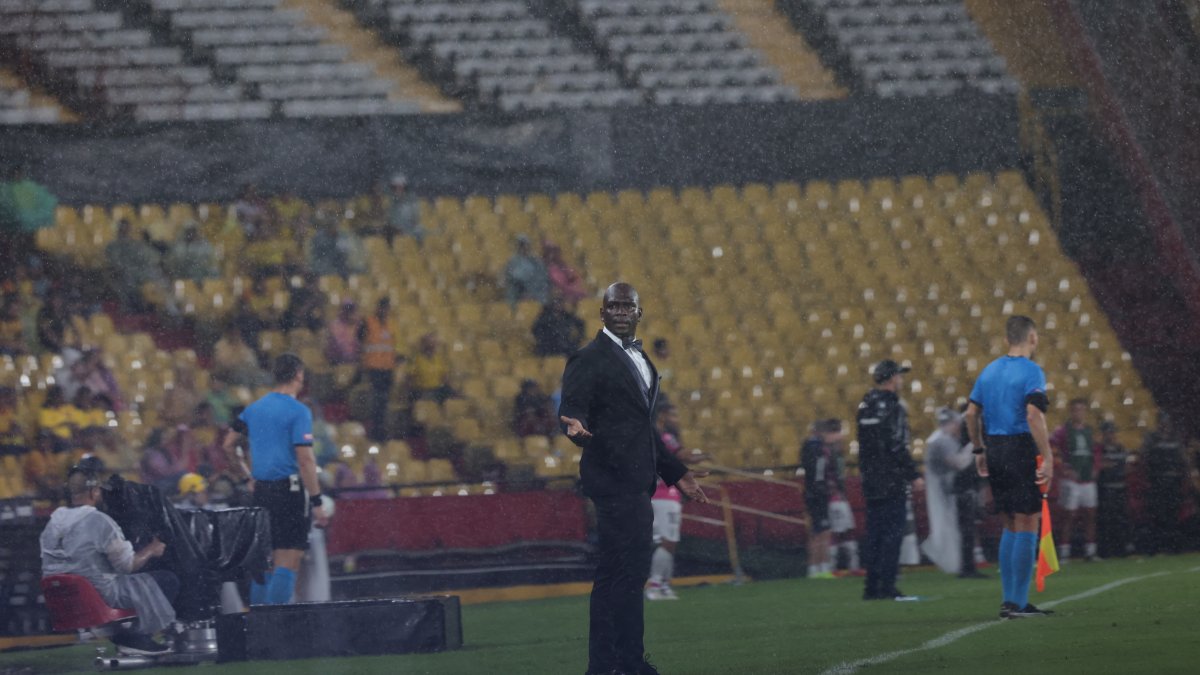 Segundo Castillo mantuvo un look elegante para el duelo copero.