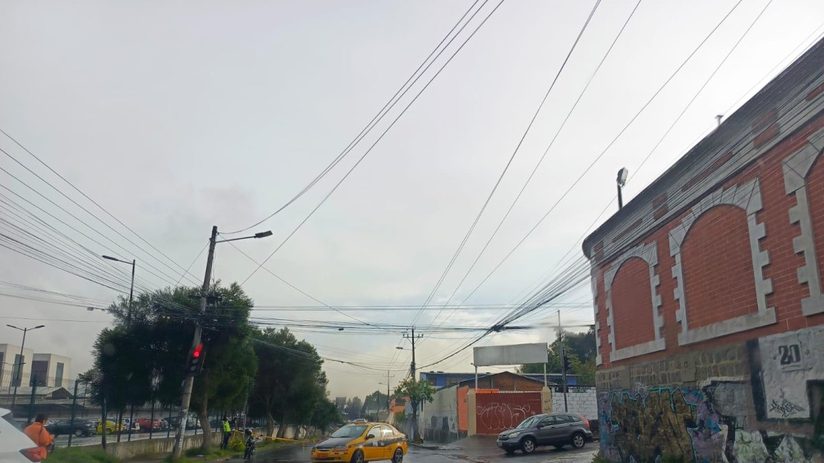 La circulación vehicular se reanudó en la Villaflora, luego de que la Policía recabó los indicios del robo en el que dos sospechosos fueron abatidos.