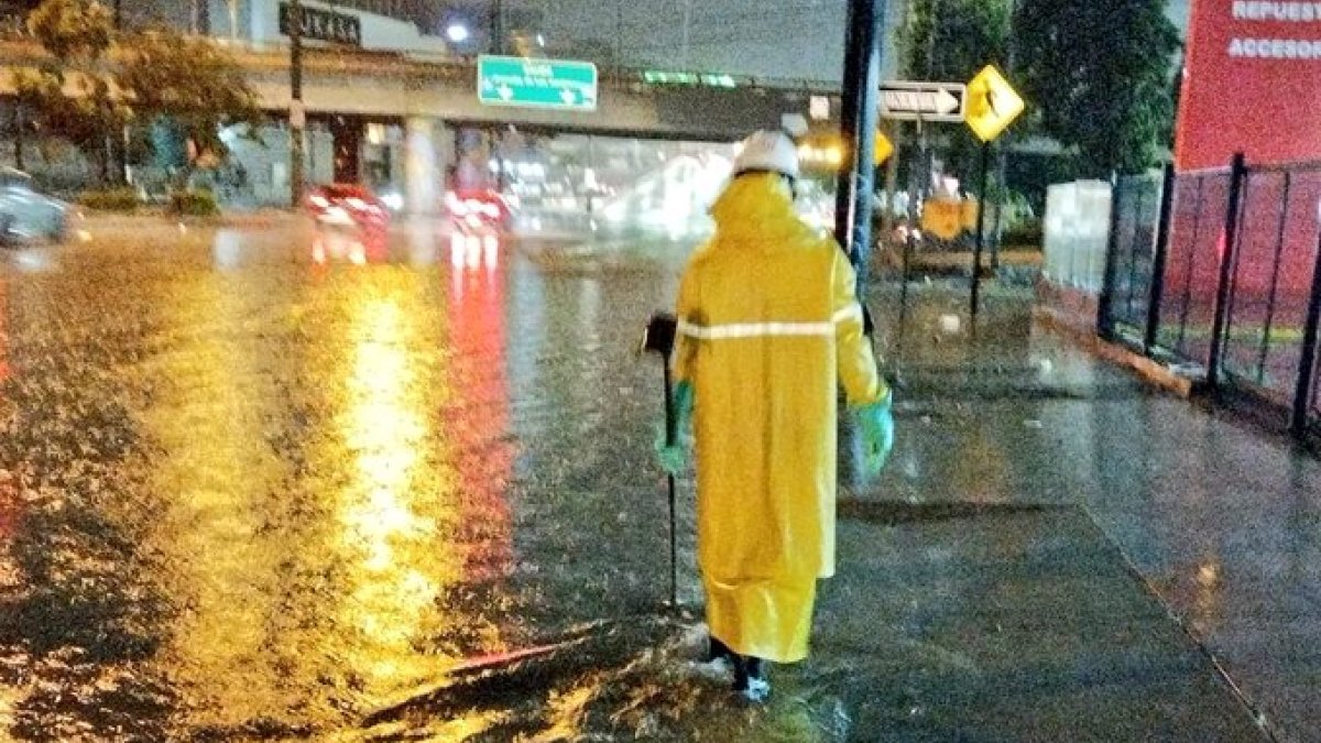 Las intensas lluvias anegaron calles en Guayaquil.