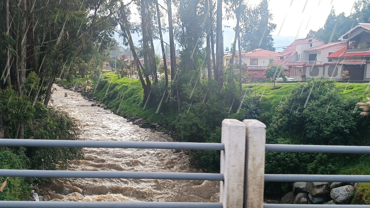 El río Tarqui en Cuenca presenta un caudal elevado tras las fuertes lluvias registradas el 1 de abril de 2025.