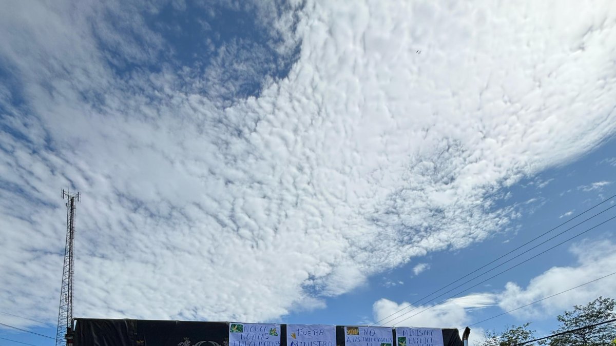 Un grupo de maiceros han cerrado la vía Buena Fe - Santo Domingo.