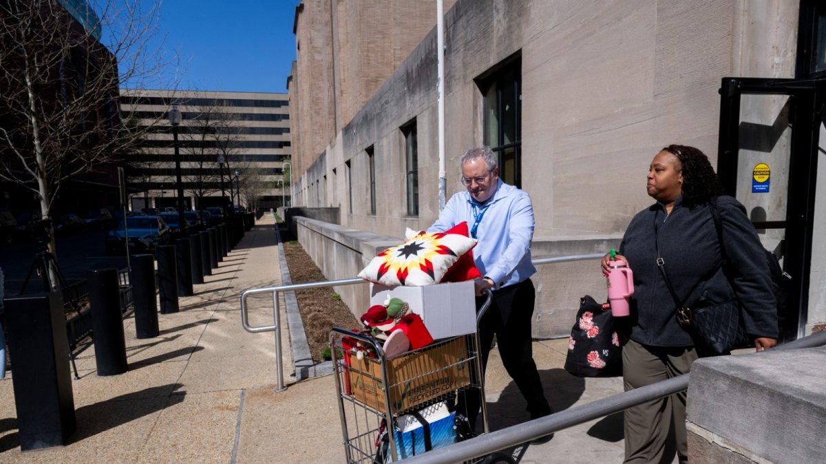 Trabajadores del Departamento de Salud de Estados Unidos retiran sus pertenencias tras los despidos masivos emprendidos por la administración estadounidense.