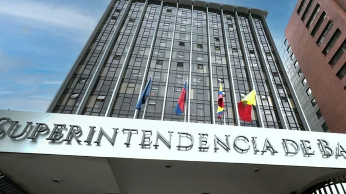 La Superintendencia de Bancos investiga a 14 supuestas empresas.