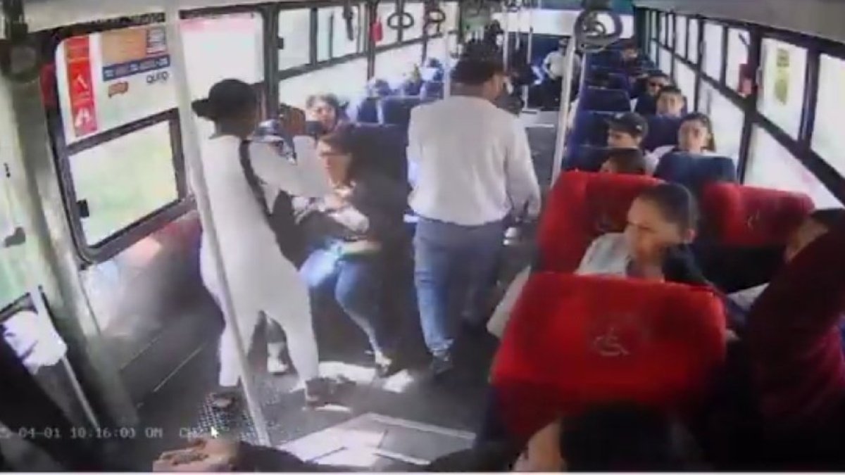 Los tres implicados estaban sentados en la parte de atrás del bus.