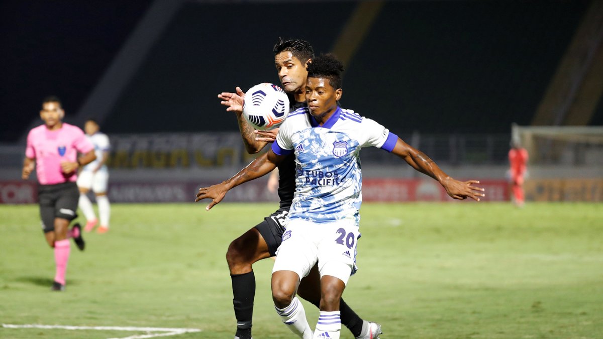 Jackson Rodríguez destaca como lateral izquierdo en Emelec.