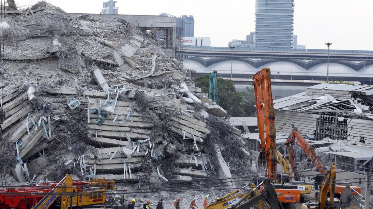 Los rescatistas con perros realizan una operación de búsqueda en el lugar de un edificio que colapsó tras un terremoto en Bangkok, Tailandia, 02 de abril de 2025.