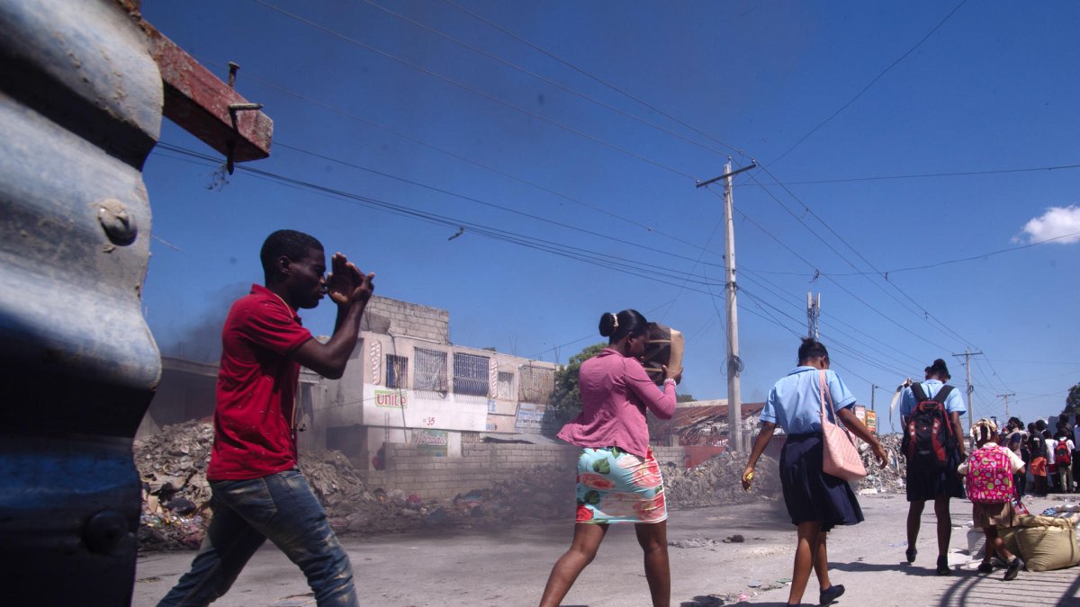 Fotografía de archivo de personas que caminan por las calles de Puerto Príncipe (Haití).