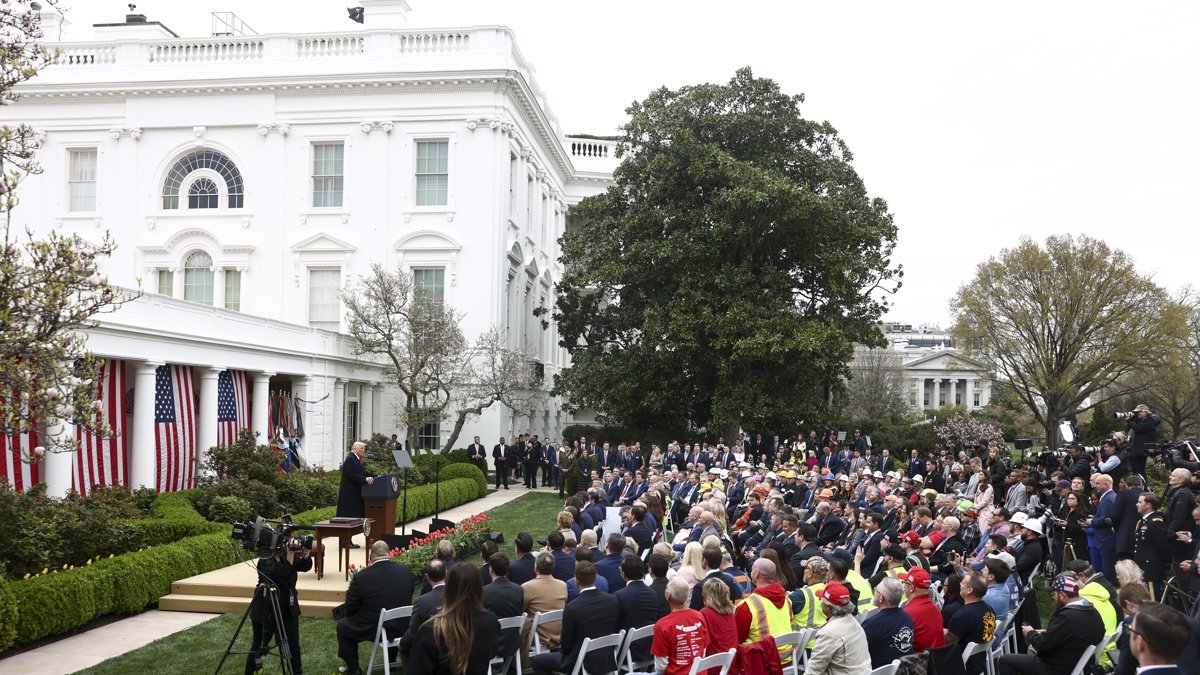 El presidente de EE.UU., Donald Trump, anuncia aranceles recíprocos contra los socios comerciales de EE.UU. en el Jardín de Rosas de la Casa Blanca en Washington, D.C.