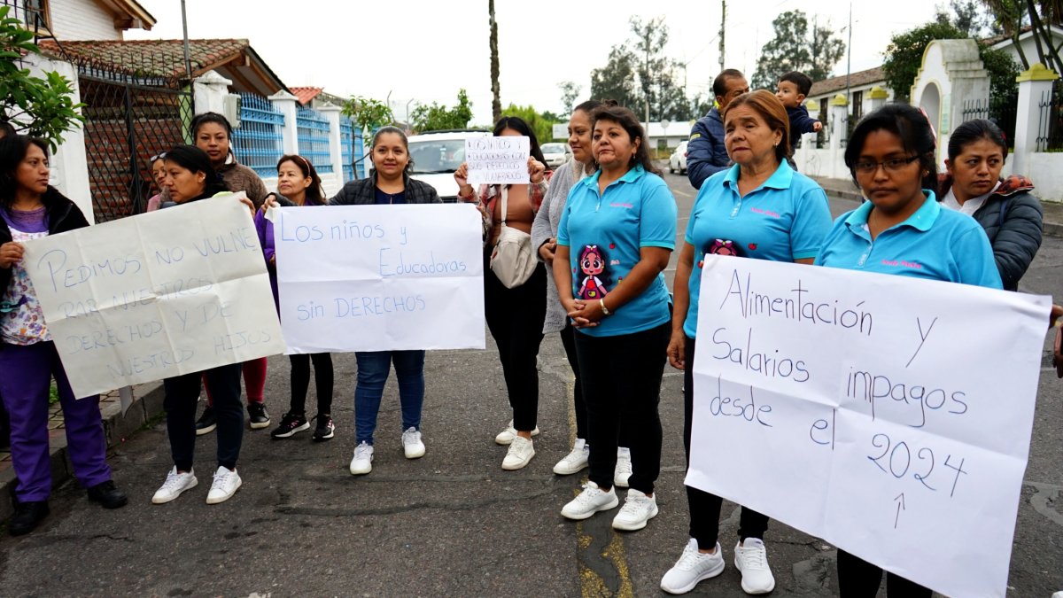 Con carteles, afuera del CDI ubicado cerca al parque central de Puembo, las educadoras exigieron respuestas a las autoridades.