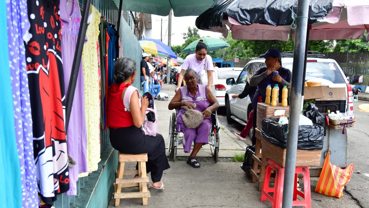 Peatones, bicisuarios y usuarios de micromovilidad sufren por la falta de infraestructura inclusiva: rampas en mal estado, falta de señalización y el irrespeto de conductores. 