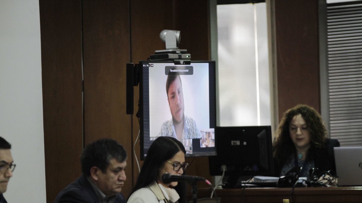 Proceso. Augusto Verduga (pantalla) está fuera del país.