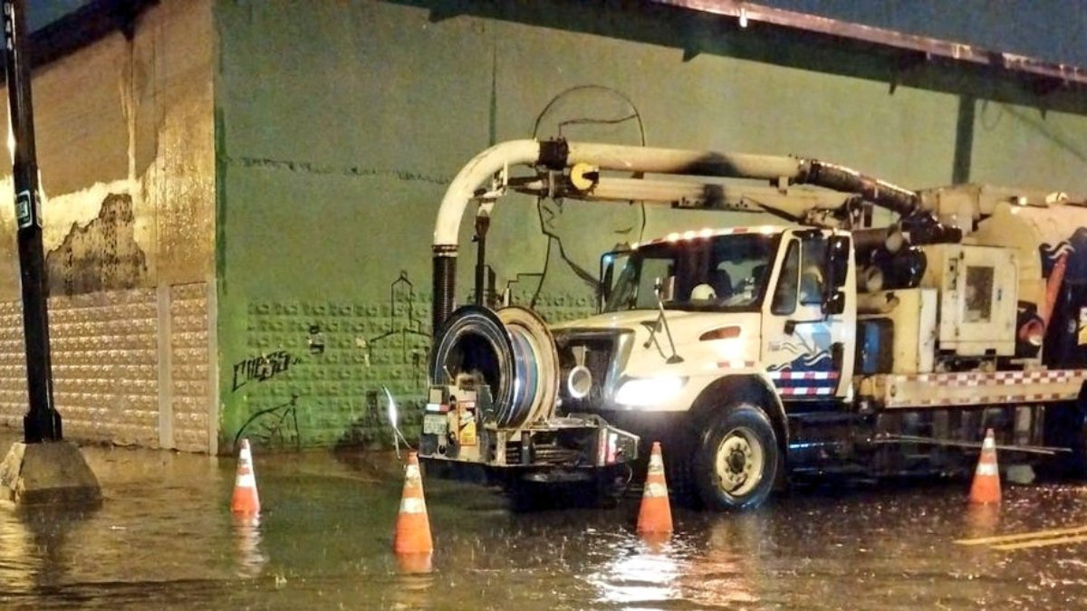 Calles anegadas en Guayaquil este 3 de abril.