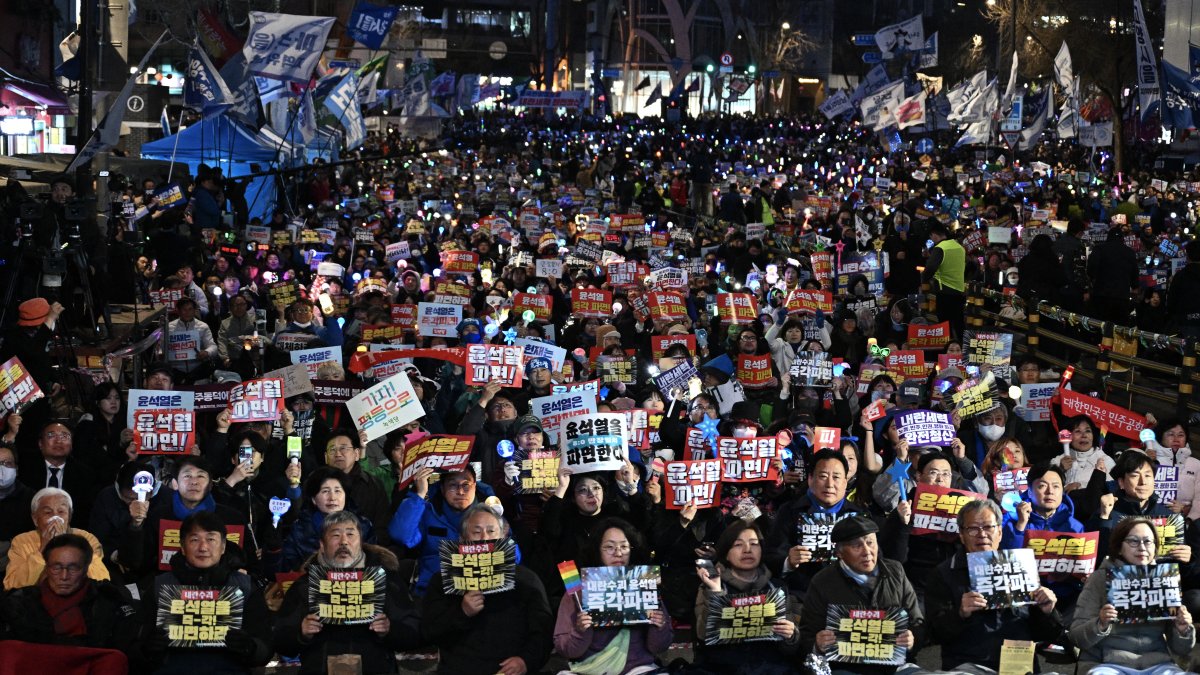 Cientos de manifestantes protestan en contra del expresidente surcoreano Yoon Suk-Yeol, a la espera de un fallo judicial acerca de su destitución.