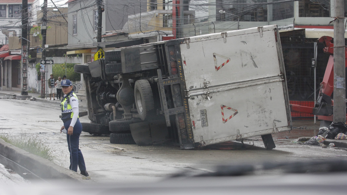 Camión cargado de pollos se accidentó en la Gomez Lince debido a la lluvia en el norte de Guayaquil.