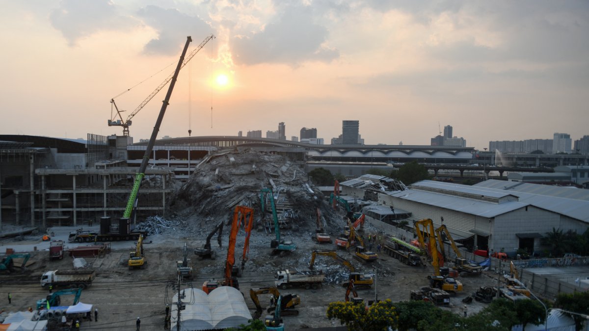 Siguen las labores de rescate en los escombros de un edificio colapsado en la capital tailandesa de Bangkok, tras el sismo de 7,7 con epicentro en Myanmar.