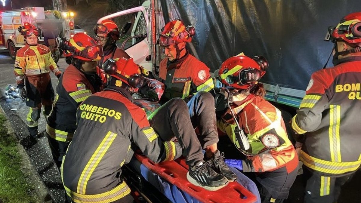Una persona quedó atrapada en un auto, luego del choque con un camión en la avenida Panamericana Norte.