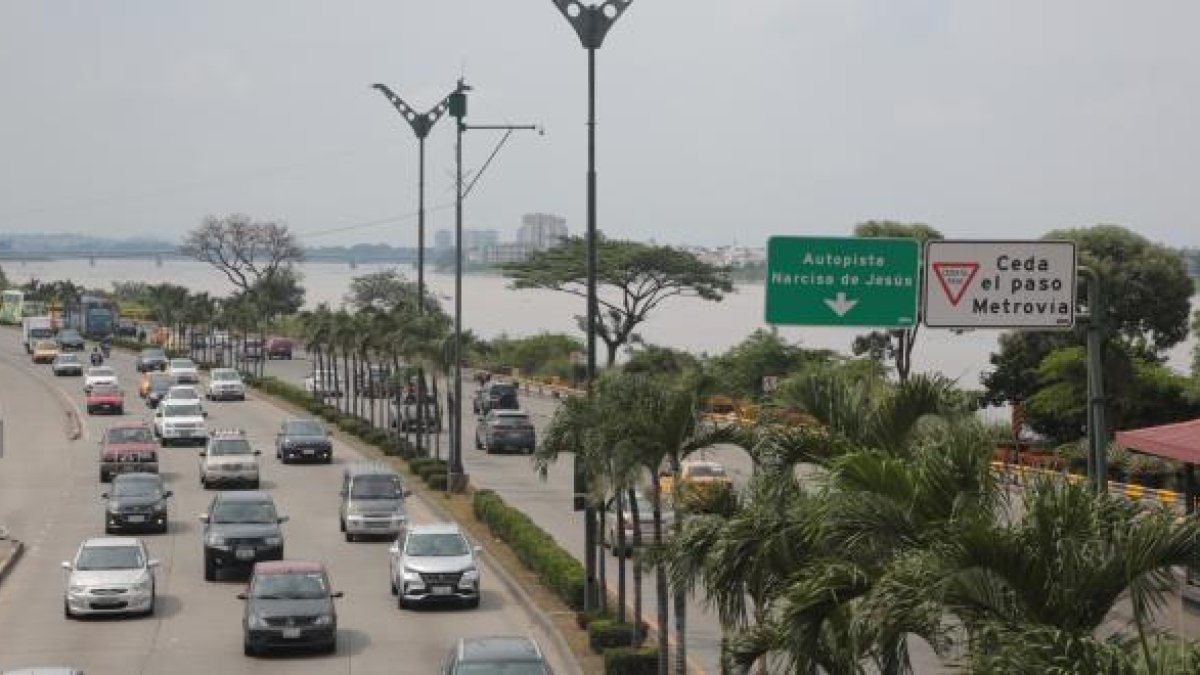 Cientos de vehículos transitan a diario por la avenida Benjamín Rosales, en el norte de Guayaquil.
