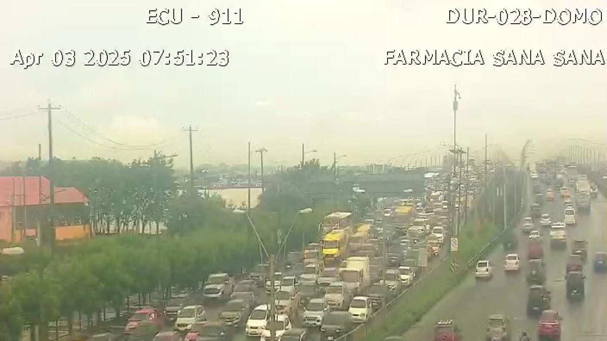 En el sentido Guayaquil - La Puntilla del Puente de la Unidad Nacional se registró una alta congestión vehicular, la mañana de este jueves 3 de abril.